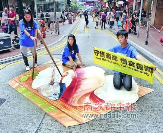 遍及香港大街小巷的日式食肆，深受港人和游客的喜爱。人们爱吃肥美的刺身寿司，可谁知鱼生终将有消耗殆尽的一天。近日，香港一环保组织称，据科学家推算以现时过度捕获的情况下，2048年很可能无鱼可食！